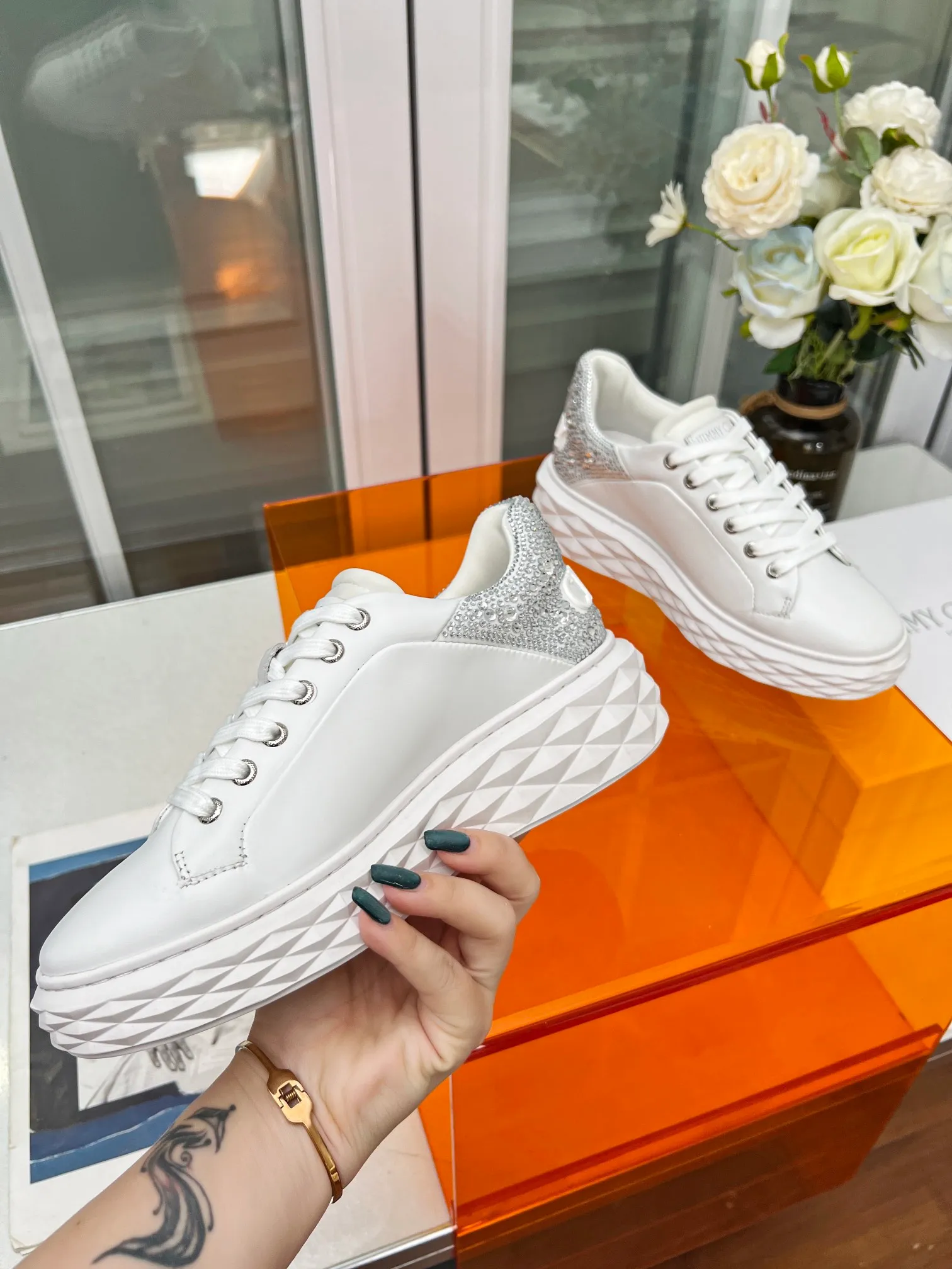 👟👟Ex-factory price 640👟👟 (hot tail diamond) Jimmy choo Jimmy Choo 2024 spring and summer Jc new Diamond New sneaker series 🔥The upper is made of original customized cowhide leather spliced with breathable Lycra embellished with Swarovski crystal diamonds to enjoy the brand's luxury and trend 💥The soles are made of brand elements to resist diamond multi-faceted cutting and have a full three-dimensional feel 🎵The soles are gradually thinner and thicker, and the design makes them more comfortable without any visual pressure 🌹A Diamond sneaker that is fashionable, comfortable, versatile and luxurious is worth owning🧚‍♀️ Fabric: Original imported top layer 🐂 cowhide Lining: Original Lycra breathable lining Feet: Original injection molded 🐑 Sheepskin Outsole: Original glass glue combined sole Size: 34-41 (customized size 34.41 is non-refundable)